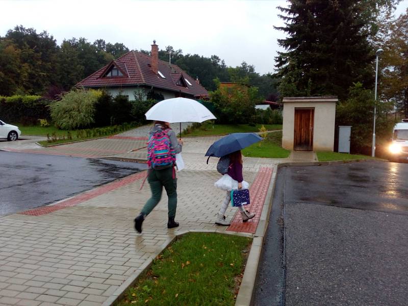 Také v Dubném na Českobudějovicku 1. září 2020 zamířili děti a rodiče do školy.