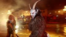 Krampus show, průvod pekelných bytostí s bengálskými ohni 15.prosince v Kaplici přilákal do městečka přes tisíc návštěvníků. 