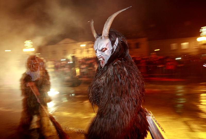 Krampus show, průvod pekelných bytostí s bengálskými ohni 15.prosince v Kaplici přilákal do městečka přes tisíc návštěvníků. 