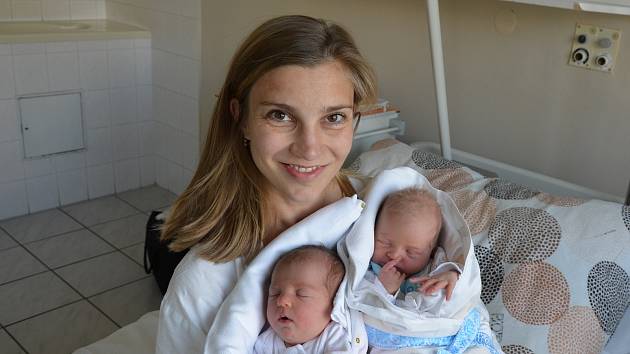 Aneta a Adam Liškovi z Písku. Rodiče Vendula a Jaroslav Liškovi mají z 28. 5. 2021 radost dvojnásobnou. Aneta (vlevo) se narodila ve 20.21 hodin, vážila 2770 g a měřila 48 cm. Adam (vpravo) se narodil ve 20.23 hodin, vážil 2600 g a měřil 48 cm. 