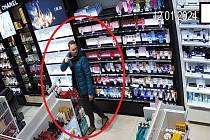 Muž na snímku by mohl být důležitým svědkem krádeže parfémů.