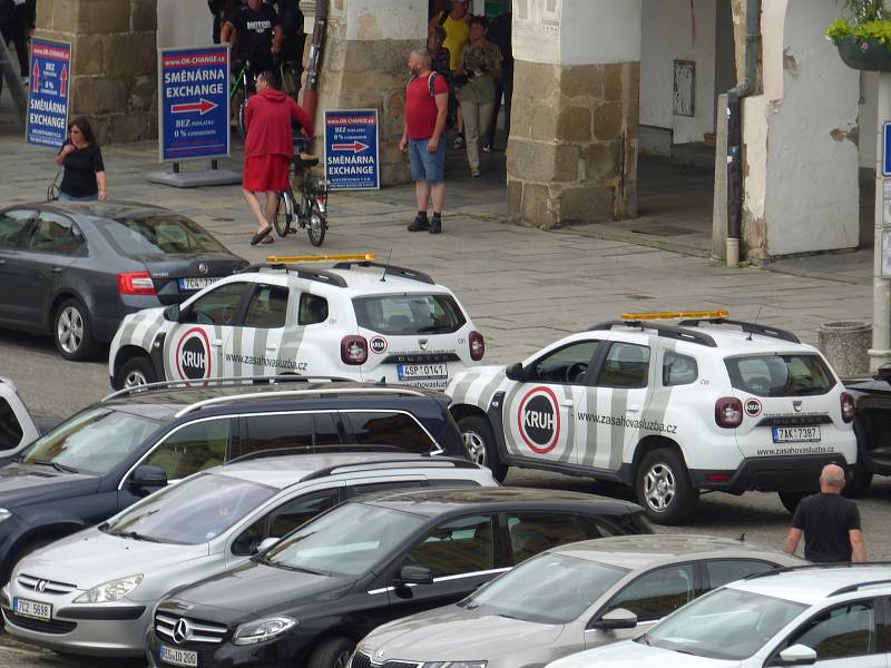 Ve středu zněla na náměstí Přemysla Otakara II. střelba. Policie zde zasahovala kvůli muži, který v prodejně tabáku držel ženu jako rukojmí.