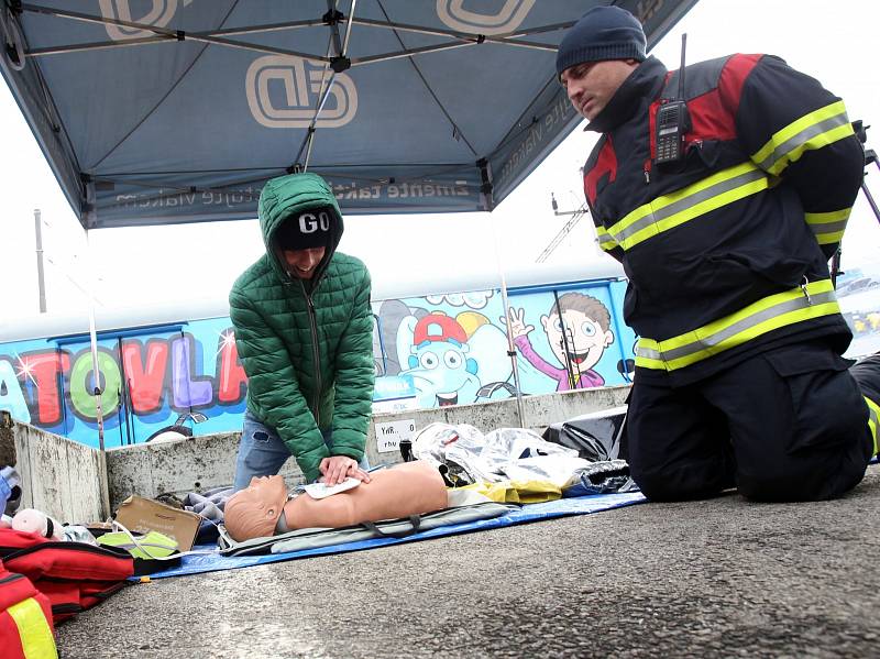 Na dva dny se zastavil v Českých Budějovicích Preventivní vlak, který má za úkol informovat hlavně studenty a mladé lidi o nebezpečích, která na železnici můžou potkat.