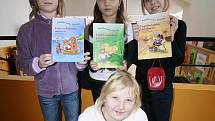 Dívky ze čtvrté třídy ZŠ v Dubném u Č. Budějovic se podílely na recenzi nových dětských knížek z jižních Čech.
