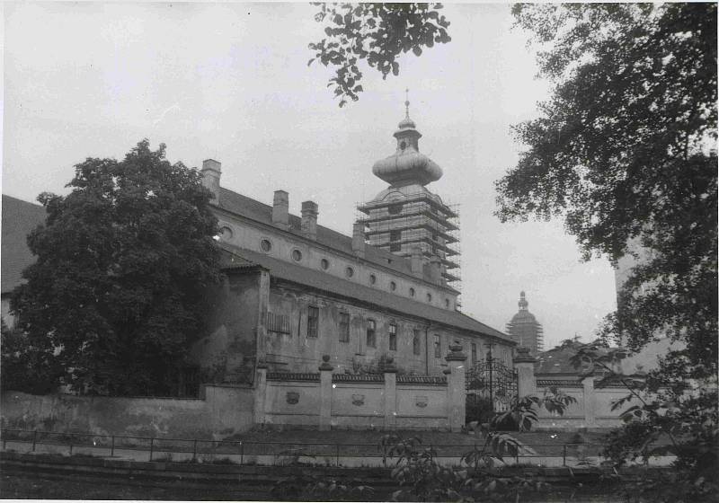 Klášterní věž při generální opravě. Foto ze sbírky fotografií a pohlednic Jiřího Dvořáka poskytl Státní okresní archiv České Budějovice