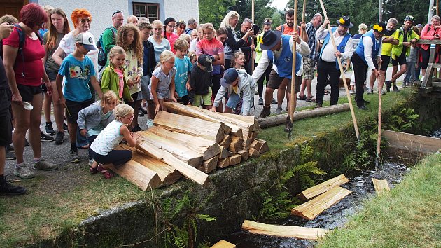 Folklór i ukázky plavení dřeva na Schwarzeberském plavebním kanále.