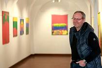 Tomáš Vosolsobě (1937 - 2011) má velkou retrospektivu ve Wortnerově domě Alšovy jihočeské galerie. Na snímku kurátor výstavy Vlastimil Tetiva.