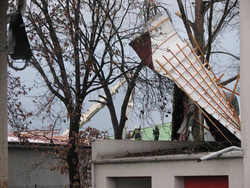 Vítr shodil střechu čínské restaurace 