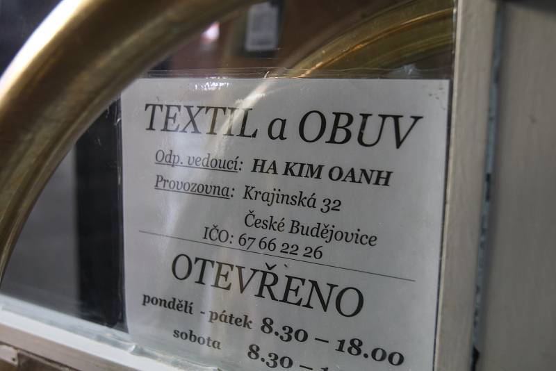 Znovuotevřeno v Českých Budějovicích,Textil a Obuv vedoucí Ha Kim Oanh