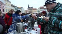 Tři králové zahájili na českobudějovickém náměstí sbírku Městské charity