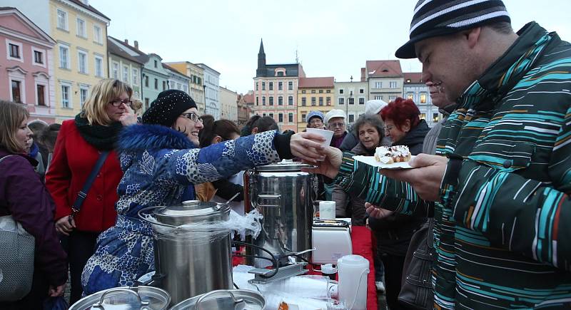 Tři králové zahájili na českobudějovickém náměstí sbírku Městské charity