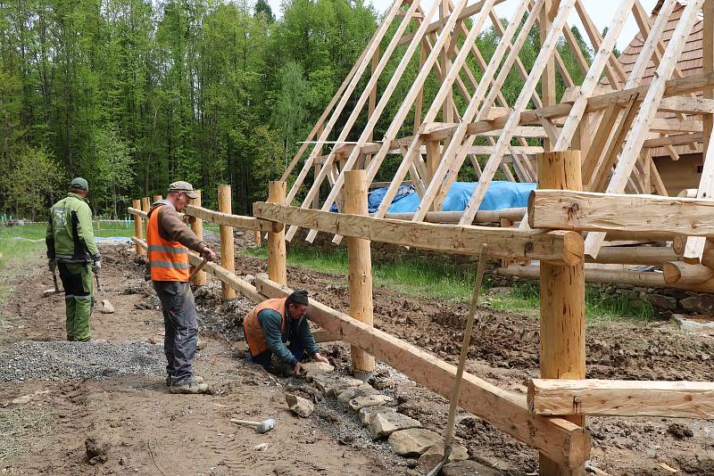 V Památníku Jana Žižky z Trocnova nedaleko Borovan na Českobudějovicku už se zřetelně rýsuje nový archeopark. Největší stavení, které má být replikou zemanského obydlí, ukáže, jak mohl žít v mládí Jan Žižka.