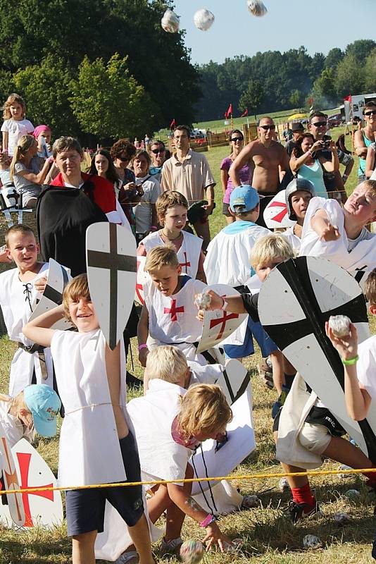 Více než 300 bojovníků se v sobotu u Borovan zúčastnilo bitvy o Slamburk - hrad postavený z balíků slámy.