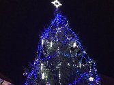 V Boršově nad Vltavou rozsvítili v neděli 1. prosince vánoční stromek.