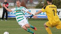 Fotbalisté Malše Roudné (v pruhovaném) se lídra divize nezalekli, doma vyhráli nad Hořovickem 2:0. 