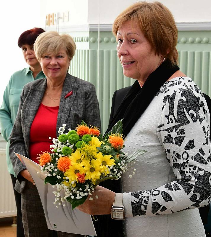 Ivana Stráská uděluje plakety za péči Jihočechů o válečné hroby.