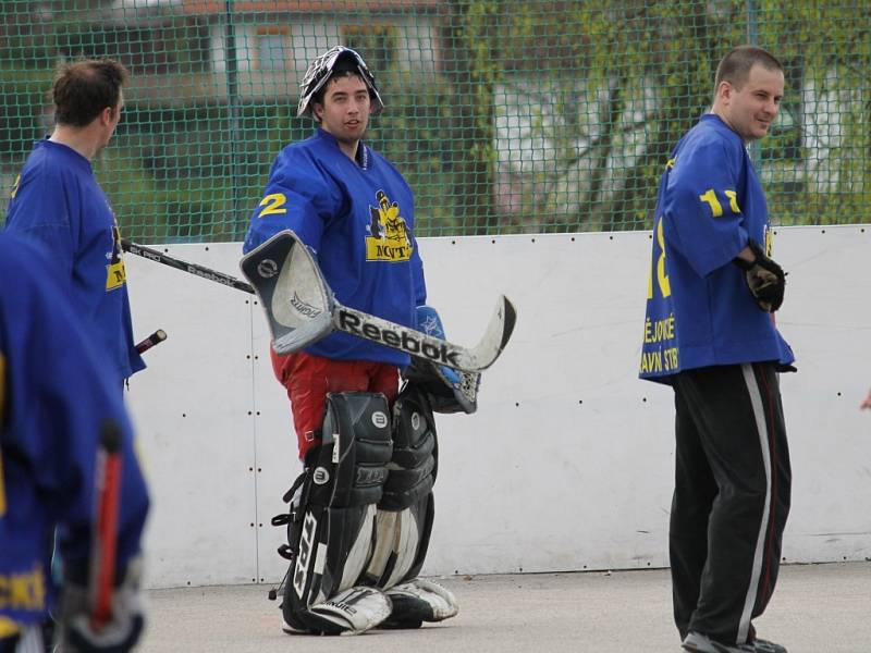 Hokejbalisté Krasejovky porazili ve finále extraligy AHbK tým Ryzab groub a jsou mistry asociace.