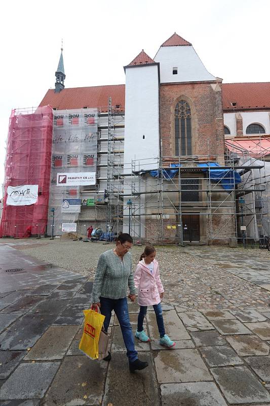 Klášterní kostel v centru Budějovic je skrytý pod lešením.