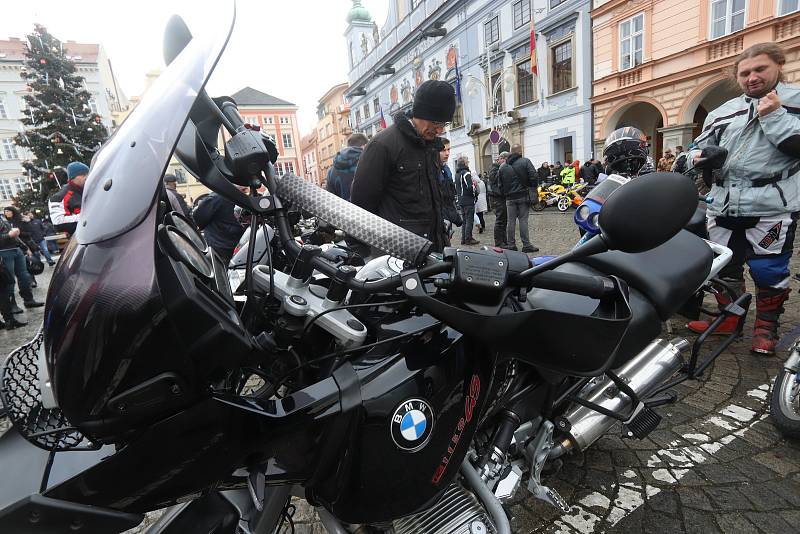 Sraz motorkářů na budějovickém náměstí Přemysla Otakara II. na Štědrý den.
