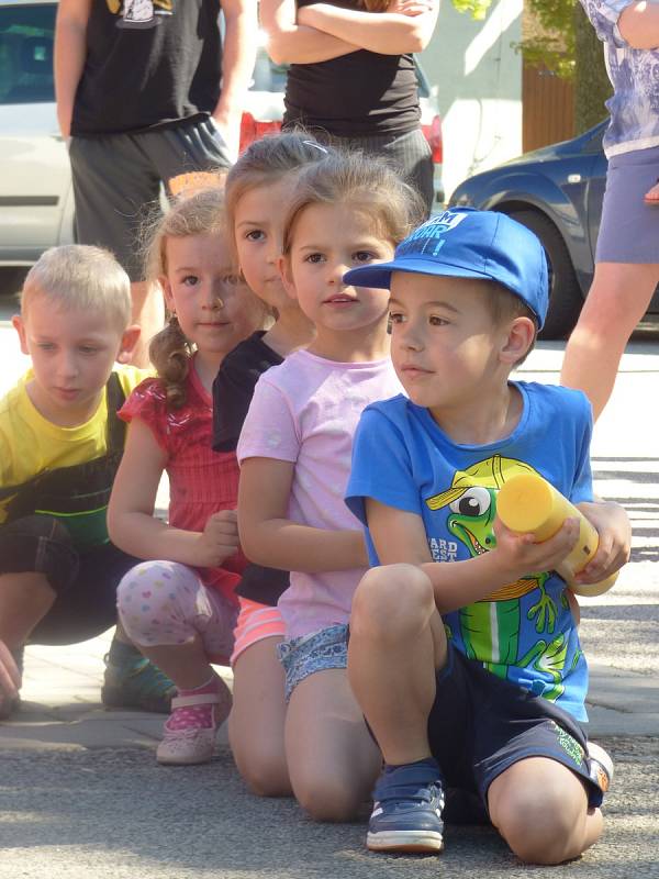 Mydlovarští dobrovolní hasiči dostali nové vozidlo. V sobotu se tak u nich na návsi konala velká sláva.