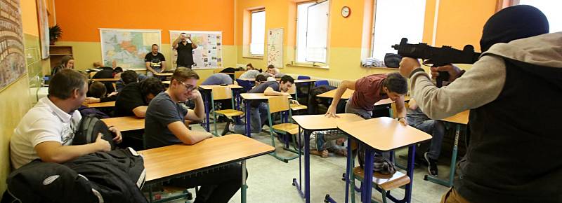 Studenti vodňanské střední školy Trivis si vyzkoušeli zneškodnit teroristu