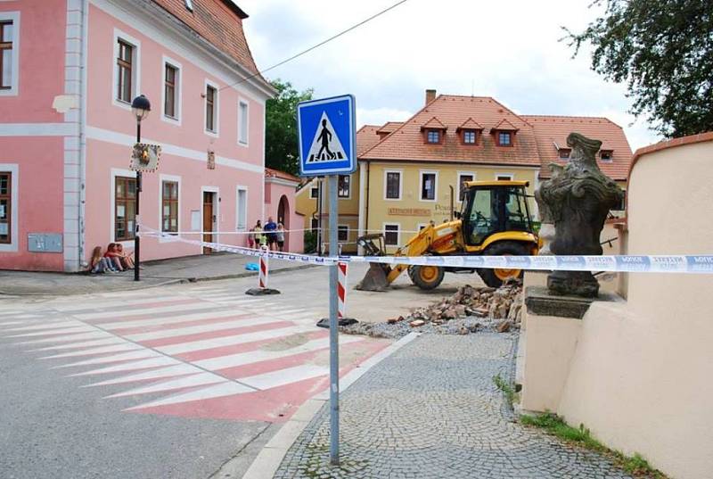 Přívalový liják poškodil v noci na neděli vltavotýnské náměstí i další ulice.