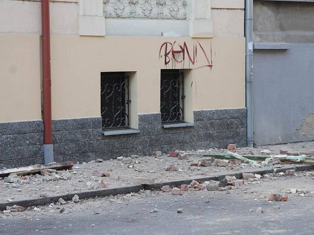 Výbuch plynové bomby v ulici U Tří lvů.
