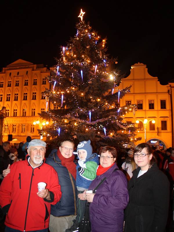 Rozsvícení stromečku na českobudějovickém náměstí si nenechali ujít na snímku zleva Václav Flaška, Martin Karvánek, Filip Karvánek, Dana Flašková a Jana Flašková. Do centra města si přišli prohlédnout i vánoční trhy a další doprovodný program.