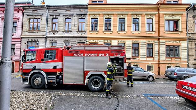 Z balkonu v Riegrově ulici se ve čtvrtek před devátou ráno valil dým.
