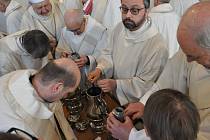 Po skončení slavnosti si kněží odvezli požehnaný olej pro nemocné.