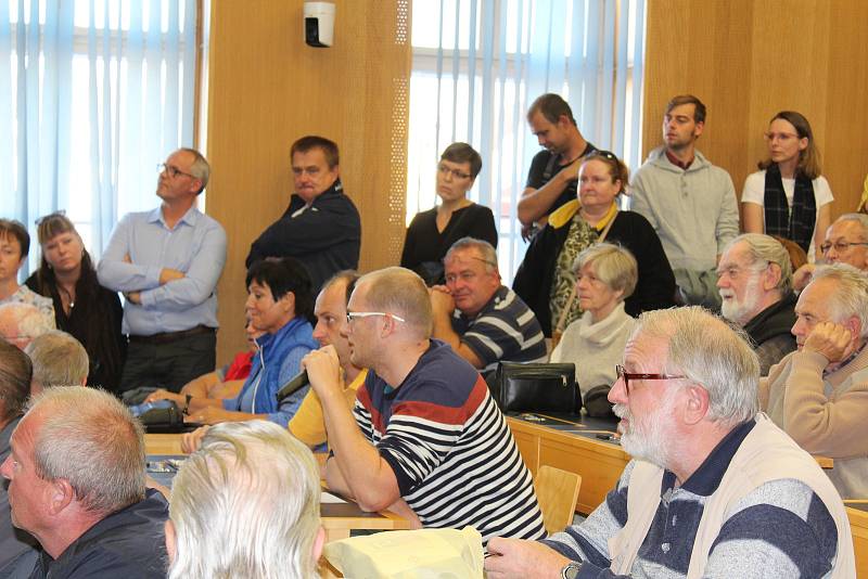 Zasedací místnost českobudějovického zastupitelstva zaplnili občané, kteří přišli na debatu o parkování. Týkala se rozšíření placených zón k řece Vltavě.