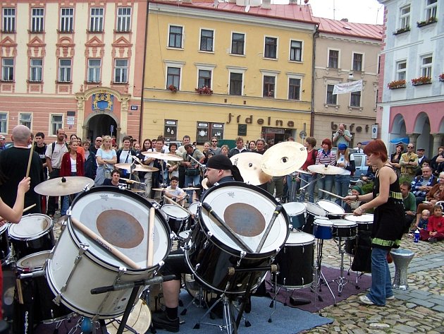 Jednou ze specialit festivalu Folková růže v Jindřichově Hradci je hraní na ulici. Na snímku skupina Jumping Drums.