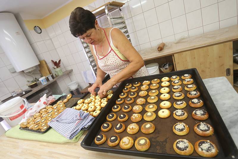 Milena Hálová peče koláčky na Selské slavnosti ve své pekárničce na náměstí. Letos jich bude asi osm set.