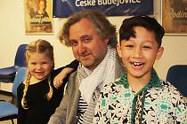 Režisér Jan Hřebejk představil svůj nový film Rodinný přítel v českobudějovickém multikině Cinestar. Po předpremiéře promluvil s diváky a spolu s ním i malí představitelé dětských rolí.