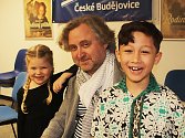 Režisér Jan Hřebejk představil svůj nový film Rodinný přítel v českobudějovickém multikině Cinestar. Po předpremiéře promluvil s diváky a spolu s ním i malí představitelé dětských rolí.