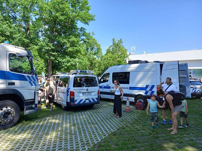 Celní úřad pro Jihočeský kraj předvedl svou techniku na českobudějovickém výstavišti. Během dvou dní tu veřejnosti na zvídavé dotazy odpovídala řada celníků a celnic. 