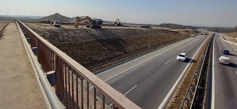 Stavba dálniční odpočívky u Chotýčan začala v únoru 2022.
