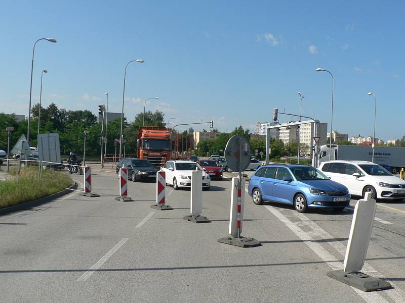 Dopravní omezení provázejí opravu mostu na křižovatce českobudějovických ulic Generála Píky a Nádražní. Ve směru od Lišova se na Nádražní neprojede.