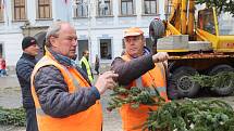 Vánoční strom pro České Budějovice již dorazil na náměstí.