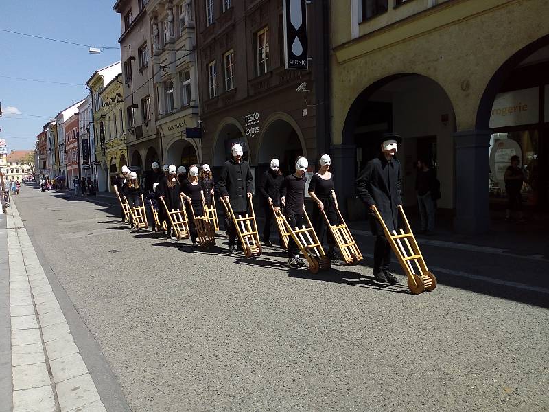 Na Velký pátek lidé sledovali průvod městem Velikonoční hrkání Divadla Víti Marčíka. Ve 12 h hrkání symbolizovalo Golgotu.