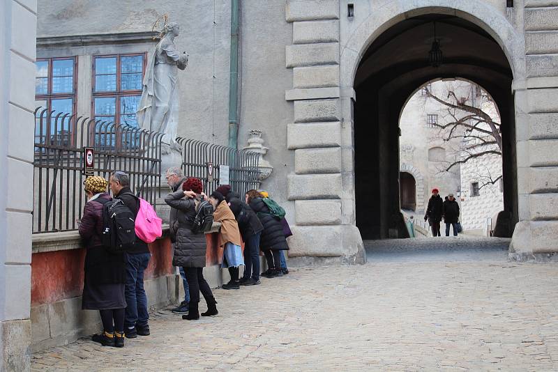 Na začátku března 2020 se o davech turistů na zámku Český Krumlov.mluvit nedá.