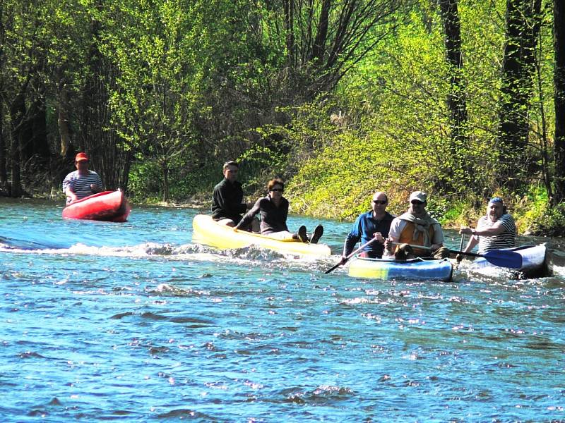 V sobotu v devět hodin dopoledne se vydali první lodě na jarní splutí řeky Malše. 