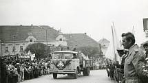 1. máj 1986. Alegorický vůz Jihočeských cihláren projíždí před tribunou na náměstí.