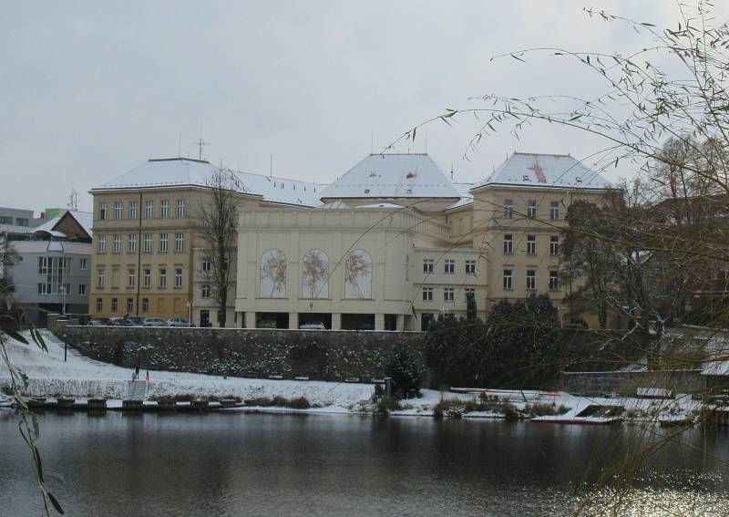 Učitelé i žáci Gymnázia Pierra de Coubertina v Táboře se s nouzovým stavem a pandemií naučili efektivně komunikovat pomocí softwaru a různé techniky. Do školy už nastoupili letošní maturanti.