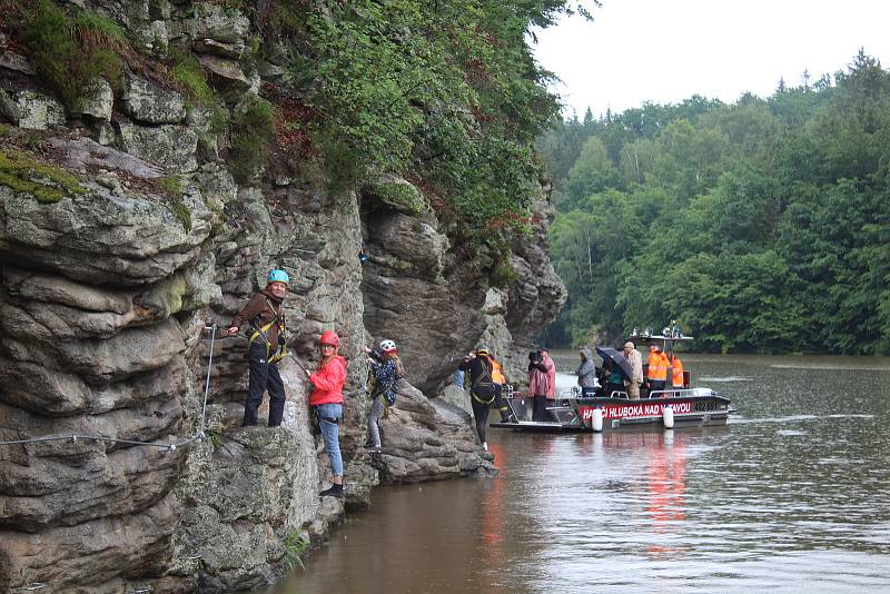 Na skále nad Vltavou mezi Hlubokou a Purkarcem je nová via ferrata, vhodná je i pro rodiny s fyzicky zdatnými dětmi.