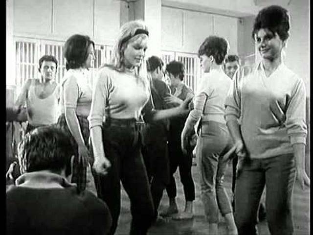 První role atraktivní blondýny Olgy Schoberové přišla v hudebním filmu Bylo nás deset (na snímku tančí s čelenkou na hlavě).