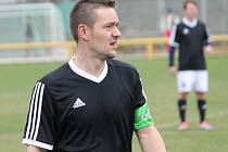 Zkušený Daniel Hostek v době, kdy kapitánoval a zároveň byl asistentem trenéra. Jeho dny na Lokomotivě jsou nejspíš sečteny, trénuje s Dobrou Vodou a kluby jednají o přestupu.