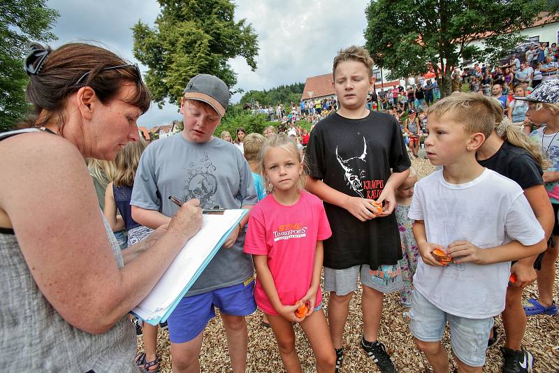 Návštěvníci Dřevorubeckých slavností fandili závodníkům, kteří bojovali o titul "Král dřevorubců 2018".