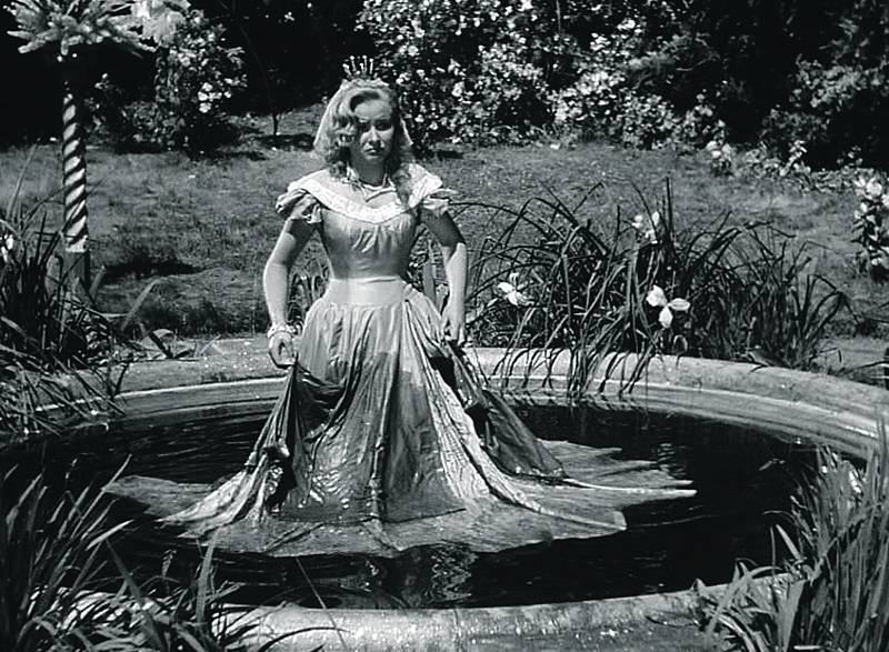 Pyšná princezna. Koupel princezny se natáčela na Hluboké. Kašna se dodnes nachází v dolní zahradě zámku.