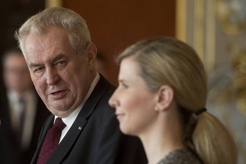 Prezident Miloš Zeman v úterý jmenoval nového rektora Jihočeské univerzity Tomáše Machulu. Na snímku vpravo ministryně školství Kateřina Valachová. 